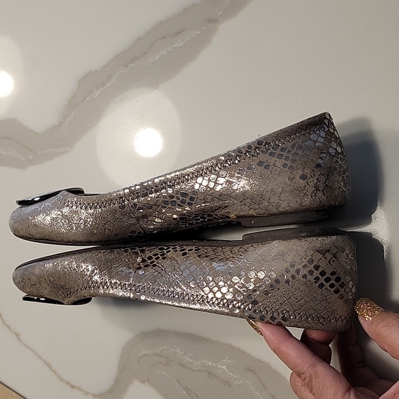 Tory Burch Metallic Silver Pewter Pyton Reva Flats Size 6 - Picture 7 of 16